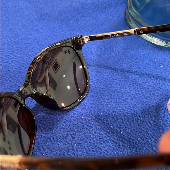 Guess Brown Tortoise and Gold Sunglasses with Vinyl Drawstring Guess Pouch 1-259 - Picture 15 of 16